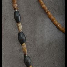 Collier de fouilles en pierre noire et brune